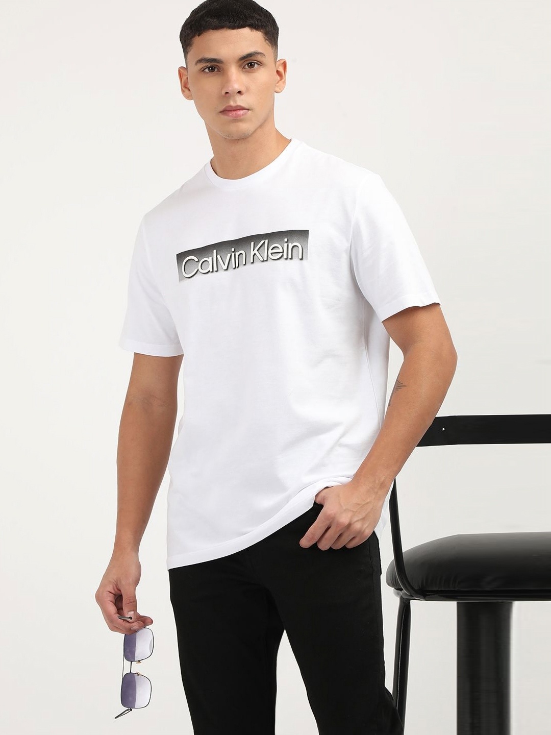 

Calvin Klein Jeans Men Drop-Shoulder Sleeves Applique T-shirt, White