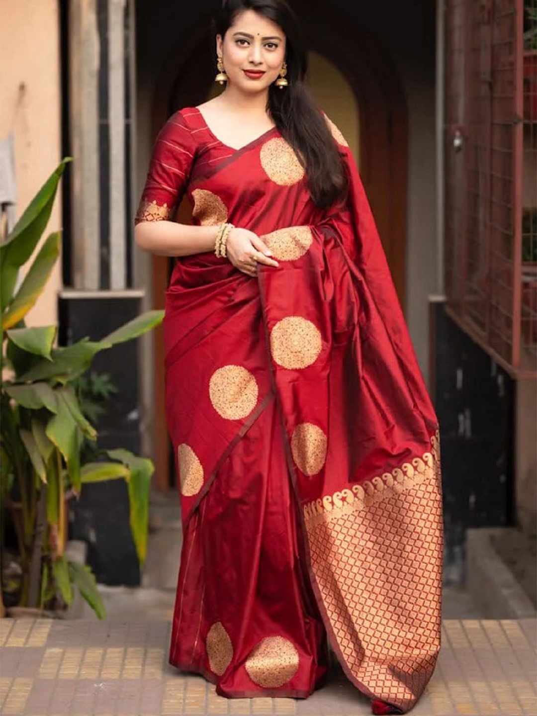 

APNISHA Ethnic Motifs Zari Silk Blend Saree, Maroon