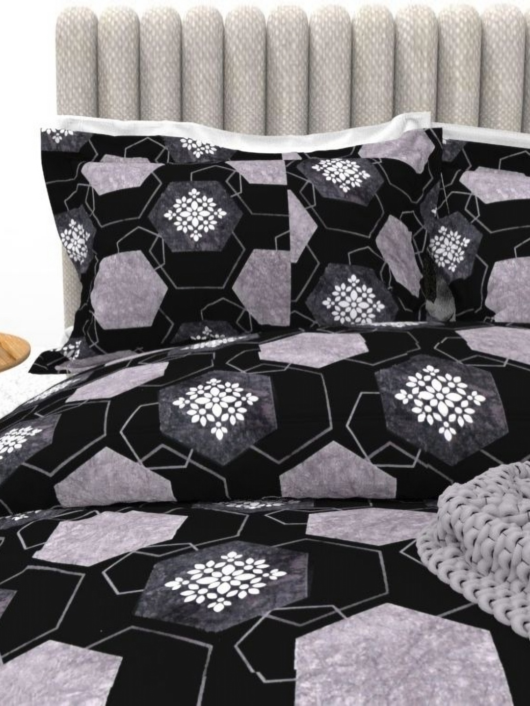 

THE WHITE MOSS Black & White Floral 220 TC King Bedsheet with 2 Pillow Covers