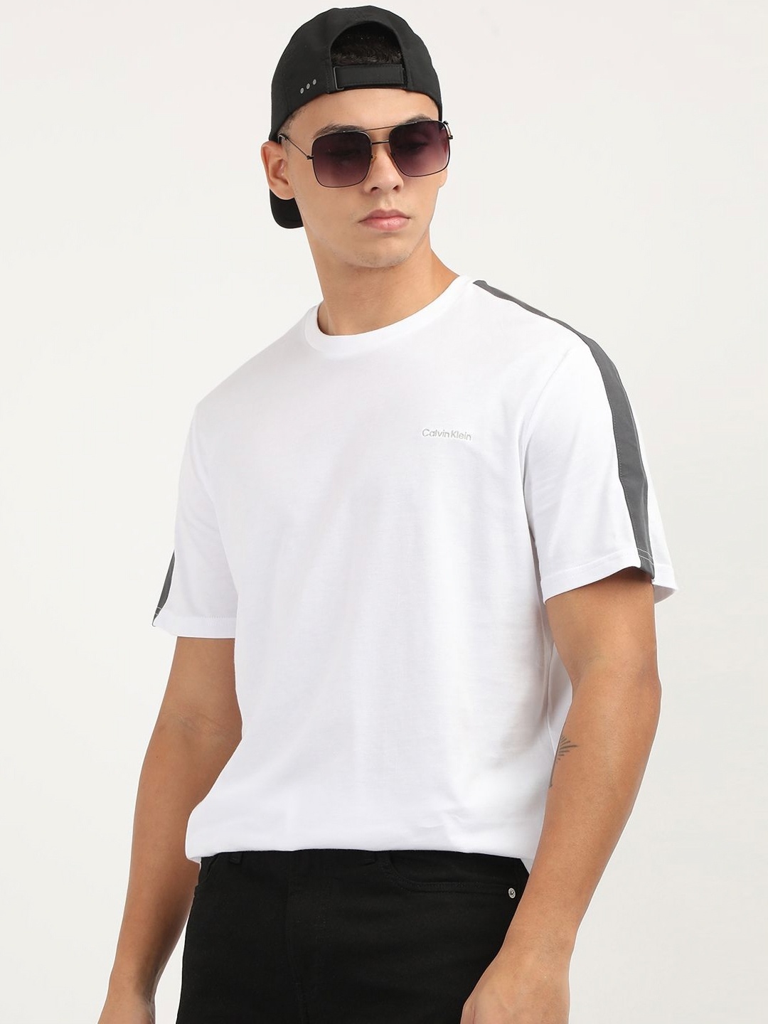 

Calvin Klein Jeans Men Monochrome Raw Edge T-shirt, White