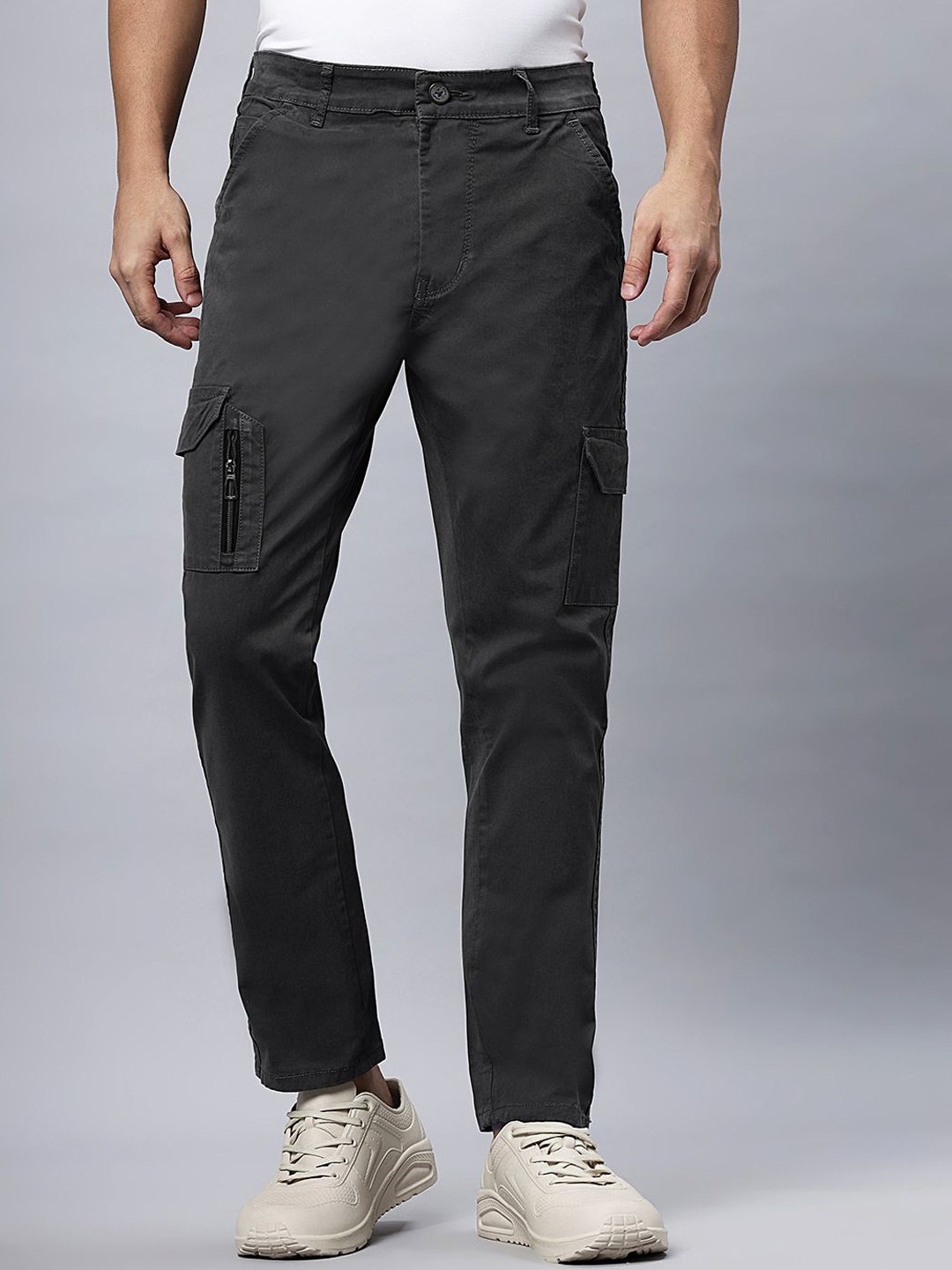 

Hence Men Relaxed Tapered Fit Cargos Trousers, Grey