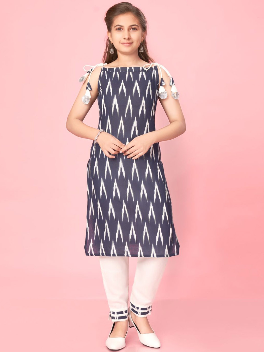 

BAESD Girls Printed Shoulder Straps Regular Pure Cotton Straight Kurta with Trousers, Navy blue