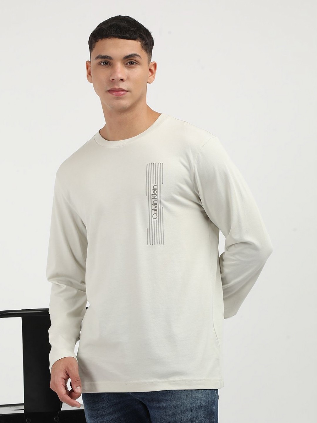

Calvin Klein Jeans Men Typography V-Neck Pockets T-shirt, Grey