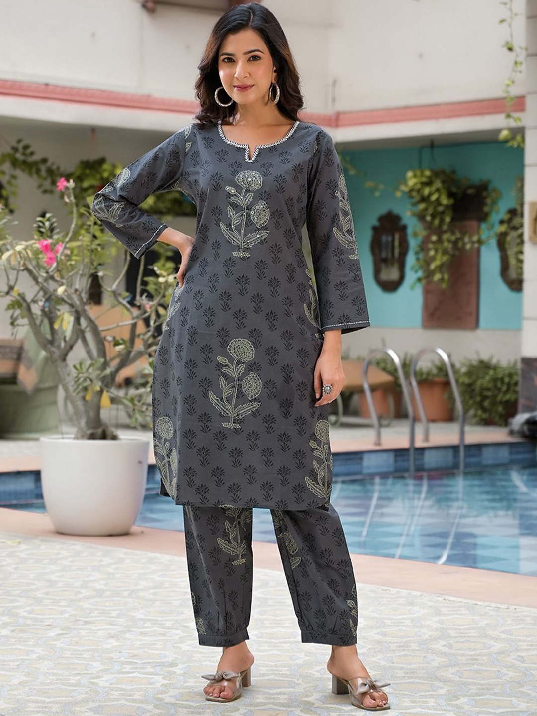 

ARAVALII Ethnic Motifs Printed Embroided Pure Cotton Kurta with Harem Pants, Grey