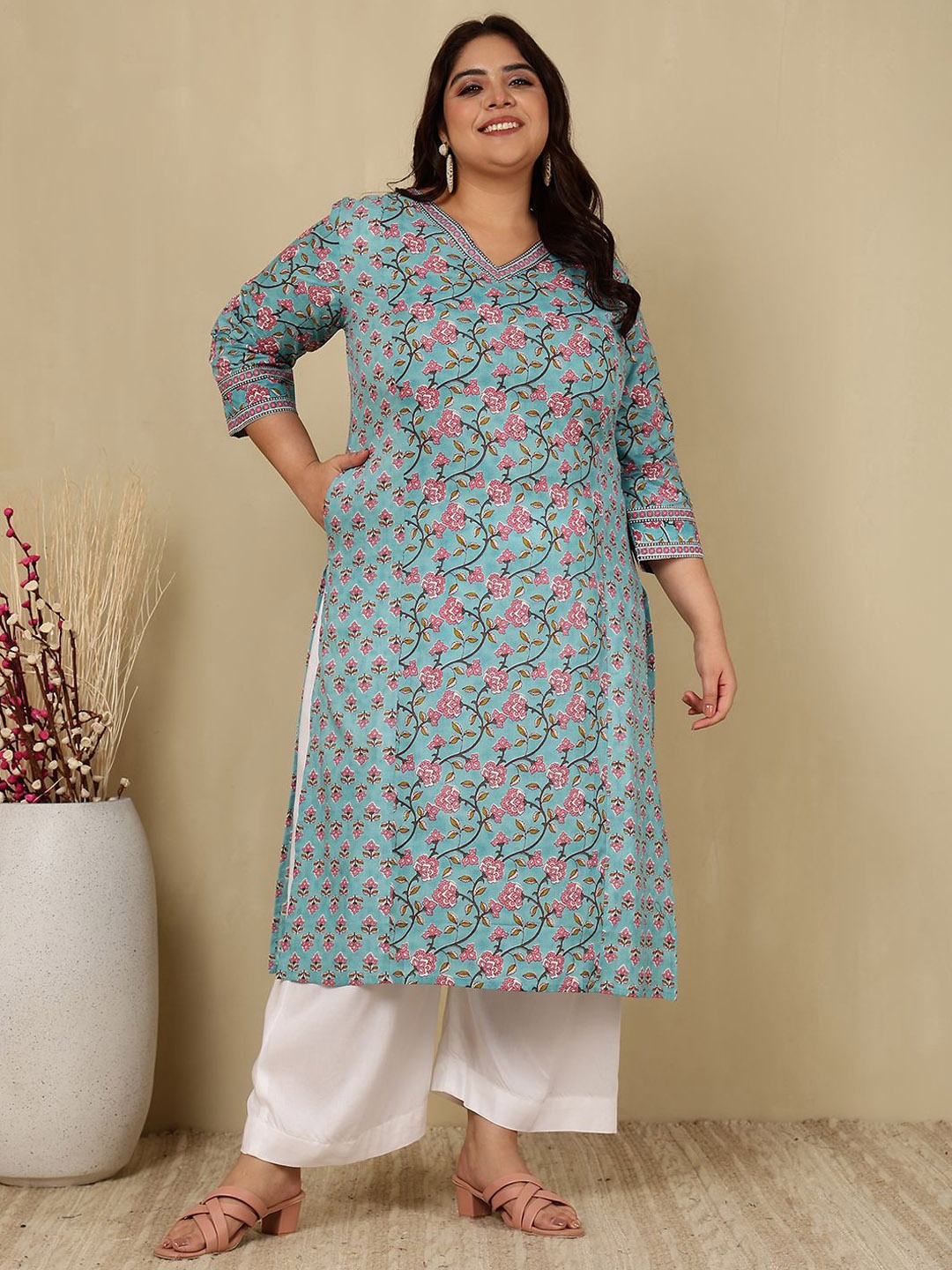 

KIMAYRA Plus Size Floral Printed V-Neck Cotton Panelled Straight Kurta, Violet