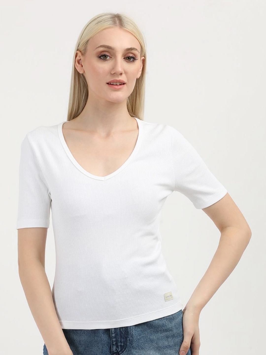 

Calvin Klein Jeans Women V-Neck Drop-Shoulder Sleeves Slim Fit T-shirt, White