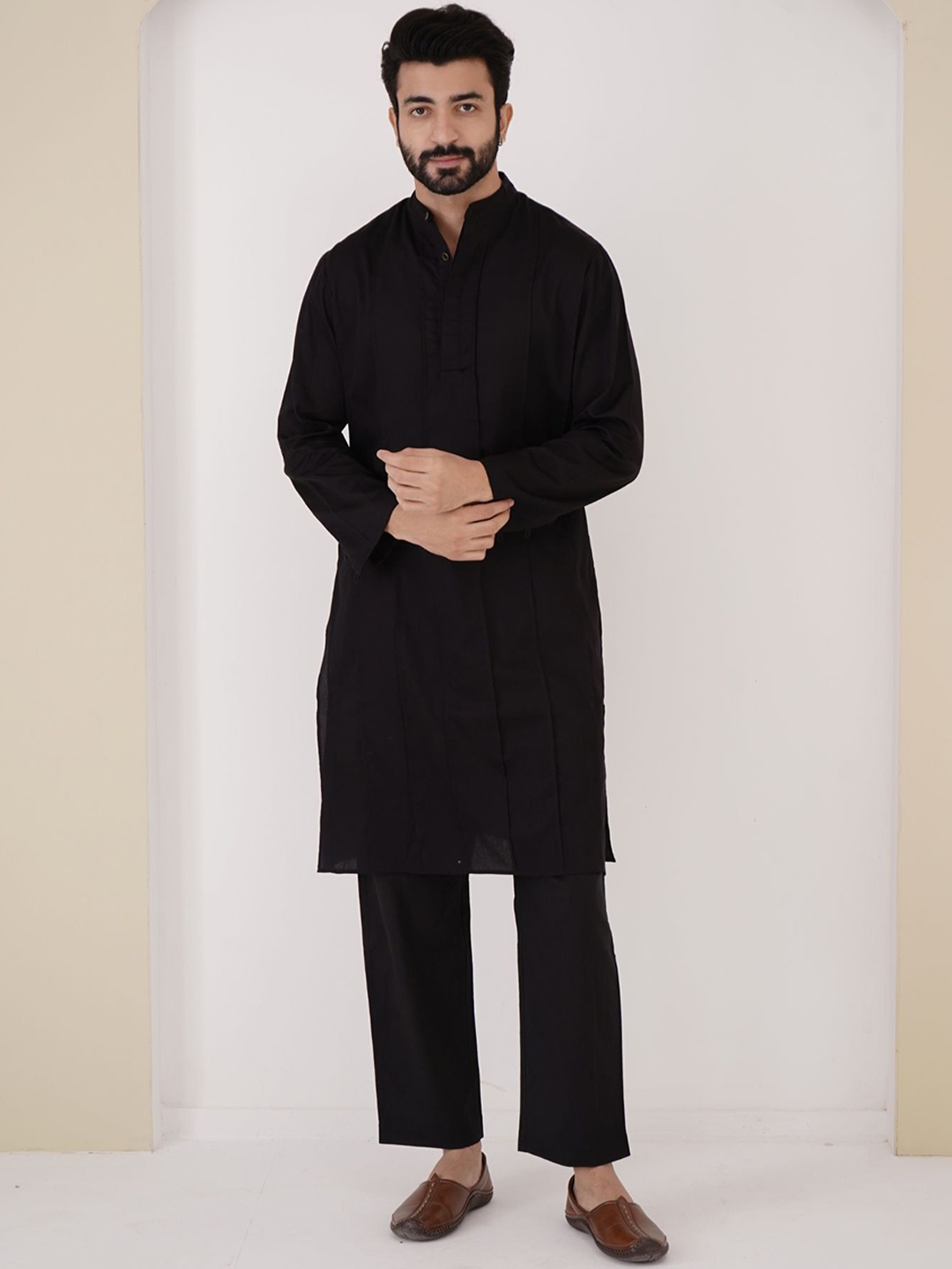 

NERO Pintuck Band Collar Cuffed Sleeves Straight Kurta, Black