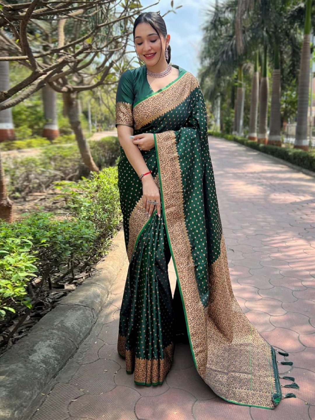 

APNISHA Woven Design Zari Silk Blend Saree, Green