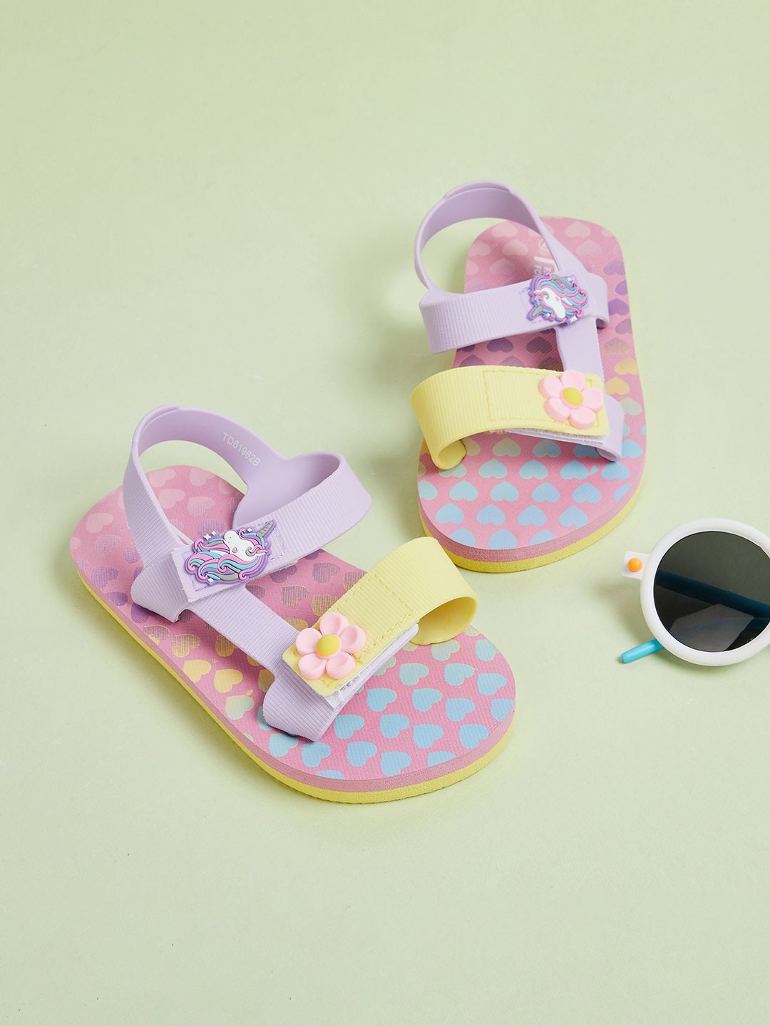 

Fame Forever by Lifestyle Girls Printed Rubber Thong Flip-Flops, Pink