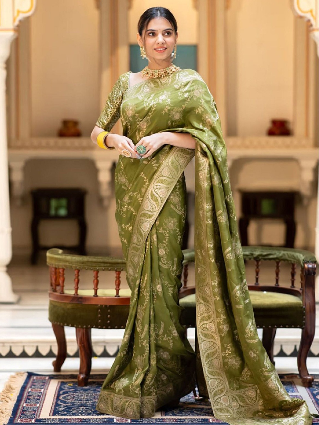 

APNISHA Woven Design Zari Pure Silk Saree, Olive