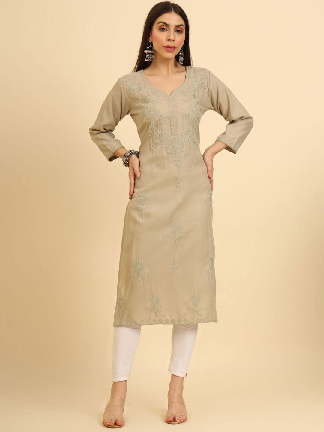

VAIRAGEE Women Geometric Embroidered Flared Sleeves Thread Work Kurta, Grey