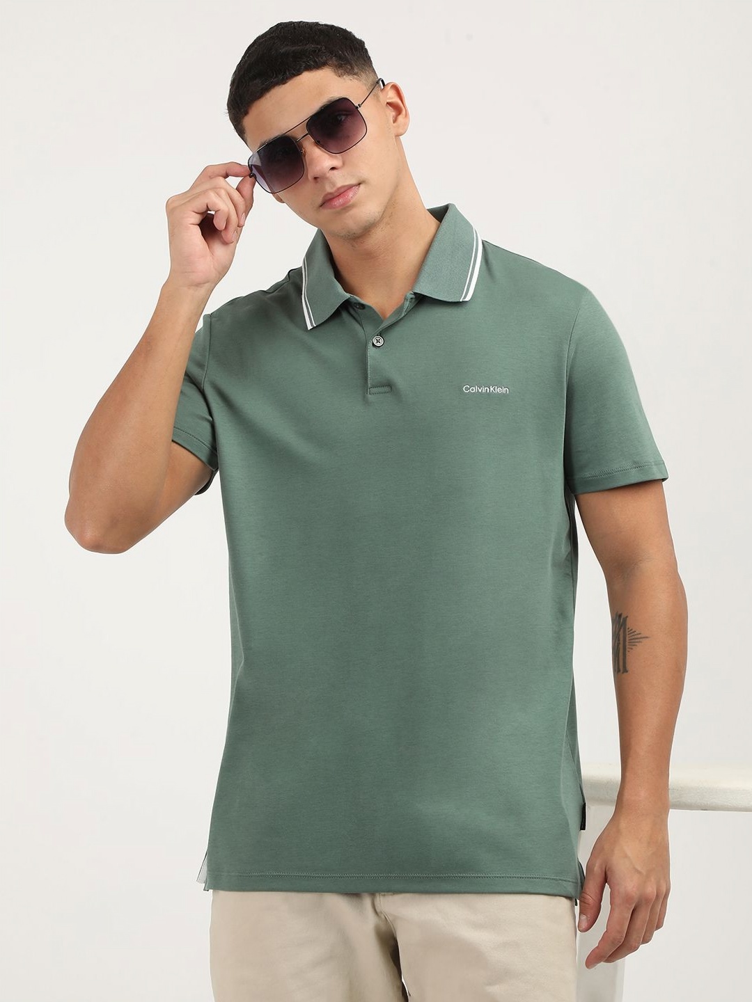 

Calvin Klein Jeans Men V-Neck Pockets T-shirt, Green