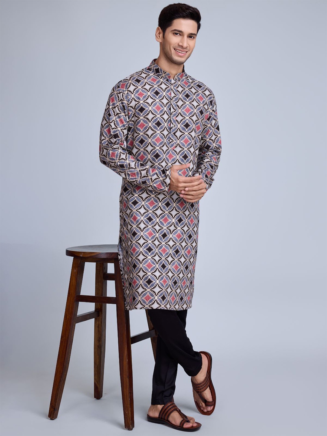 

ODETTE Men Geometric Printed Thread Work Kurta, Grey