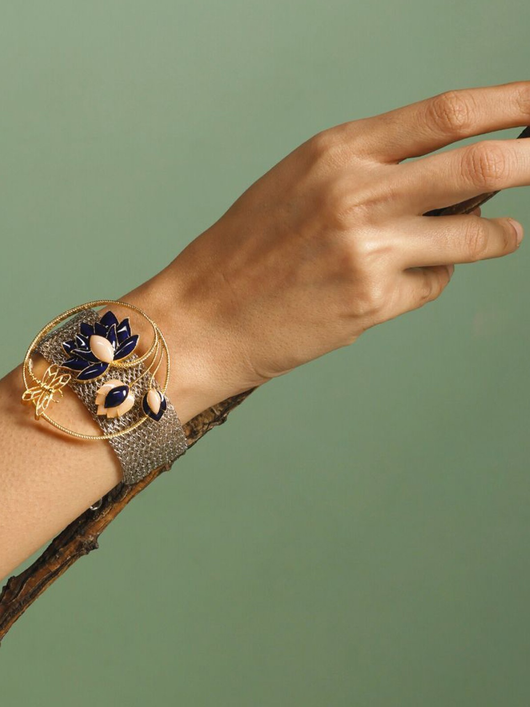 

Trupti Mohta Gold-Plated Lotus is Enammelled Link Bracelet, Silver