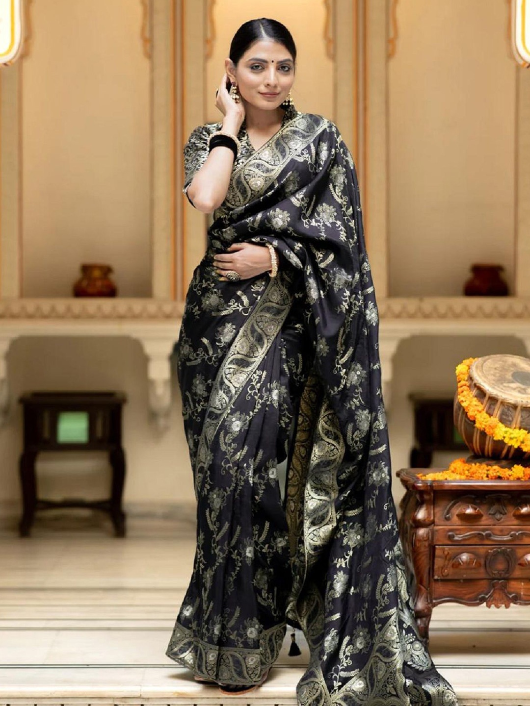 

APNISHA Woven Design Zari Pure Silk Saree, Black