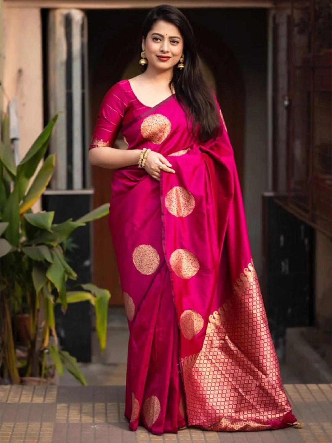 

APNISHA Woven Design Zari Saree, Pink