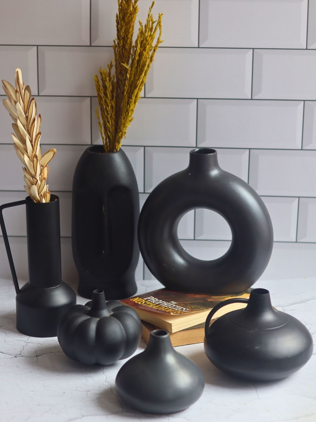 

WEAVING HOMES Black 6 Pieces Ceramic Vases