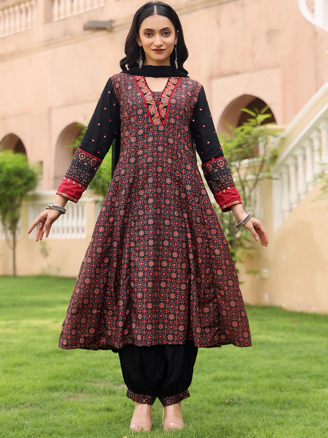

Juniper Ethnic Motifs Printed Thread Work A-Line V-Neck Kurta With Trousers & Dupatta, Black
