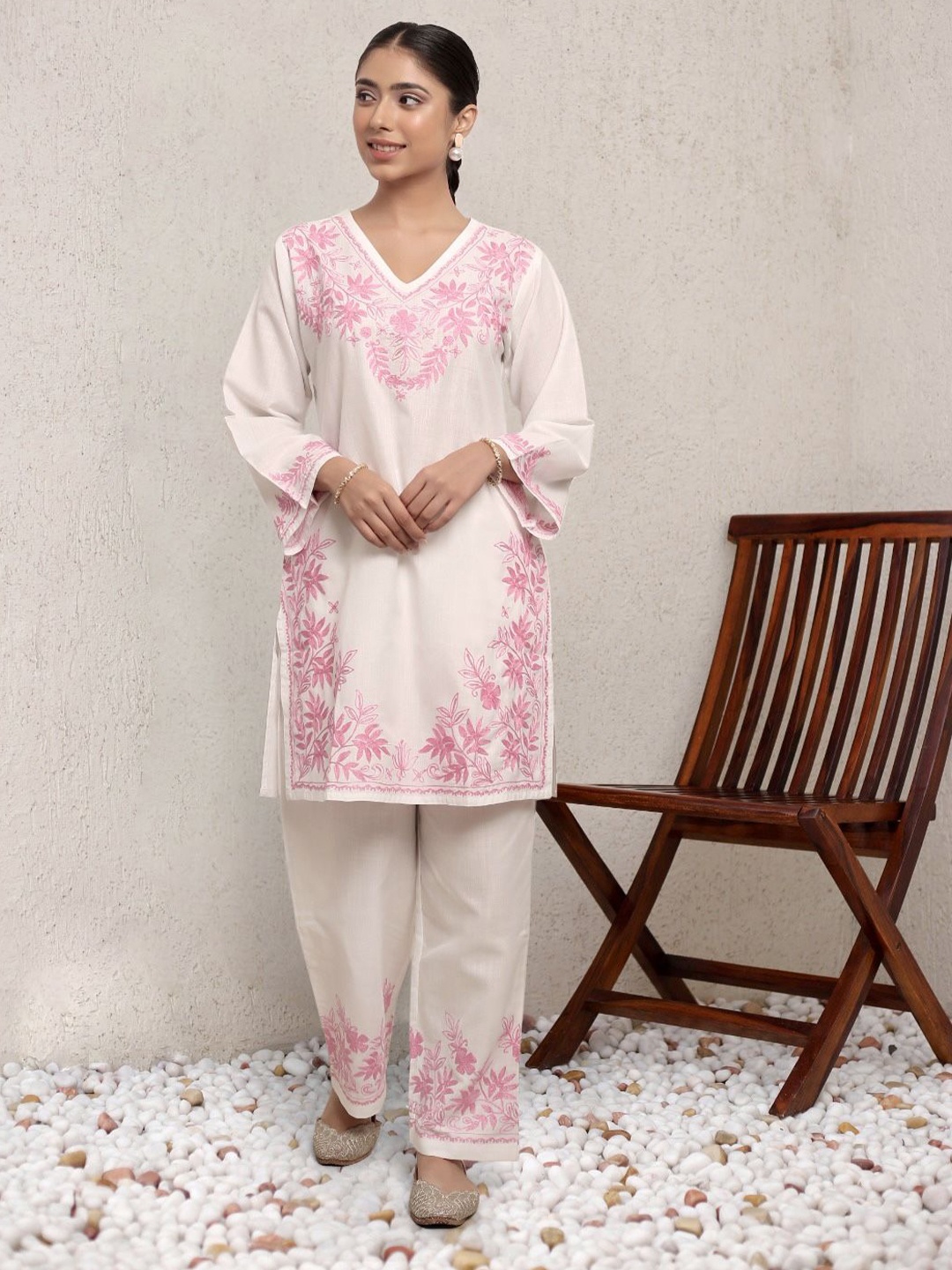 

HOUSE OF KARI Ethnic Motifs Embroidered Thread Work Straight Kurti With Trousers, White