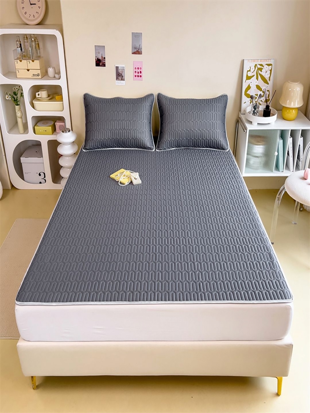 

JC HOME Grey Self Design 160 TC King Bedsheet with 2 Pillow Covers