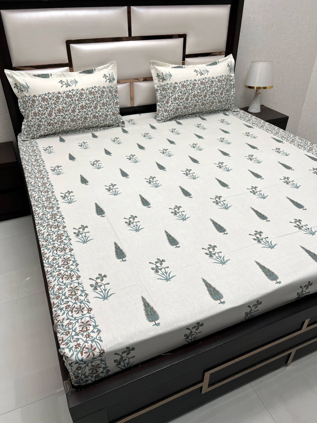 

Pure Decor Green & White Ethnic Printed Cotton 330 TC Queen Bedsheet with 2 Pillow Covers
