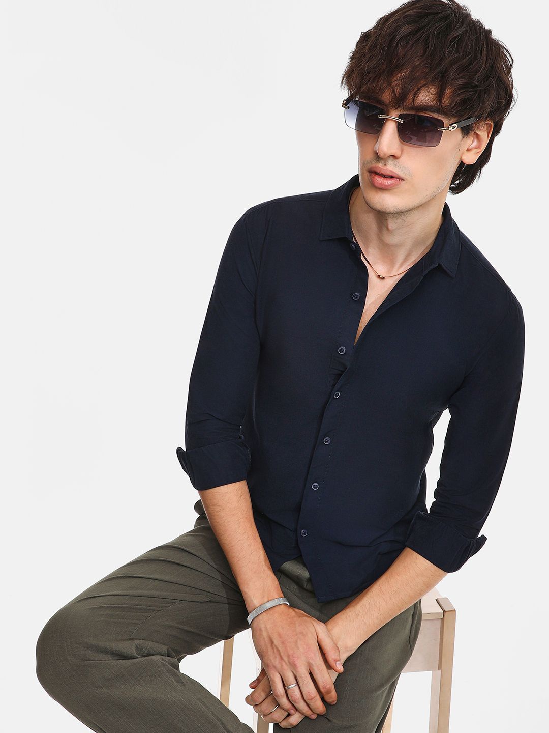 

Campus Sutra Men Comfort Spread Collar Solid Cotton Casual Shirt, Navy blue