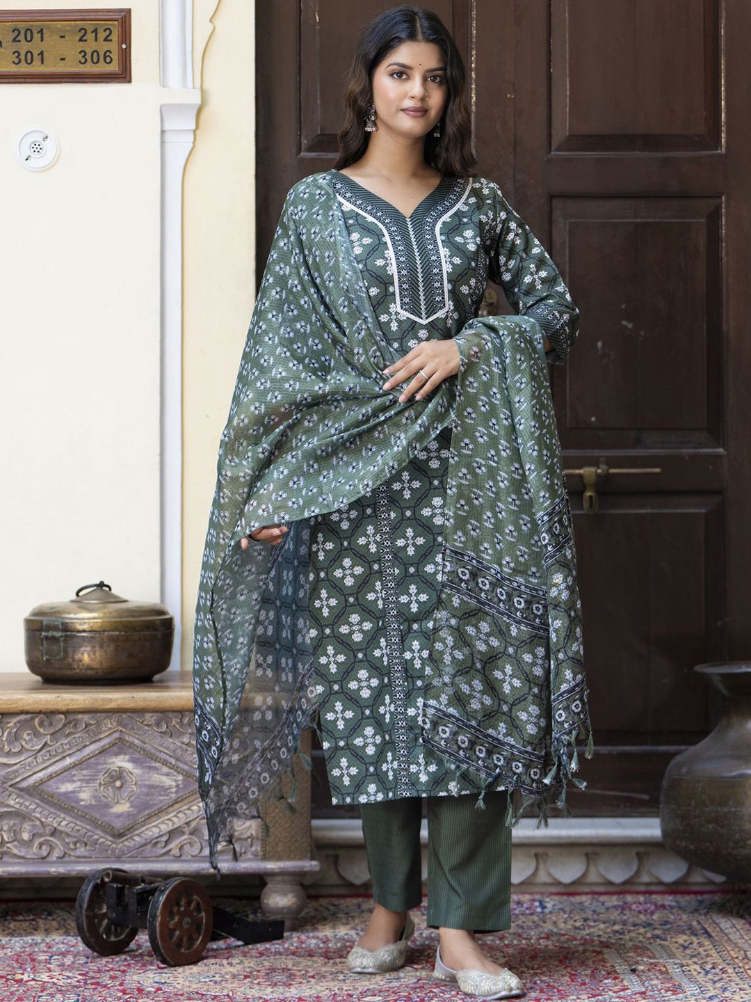 

VredeVogel Floral Printed Straight Kurta & Trousers With Dupatta, Green