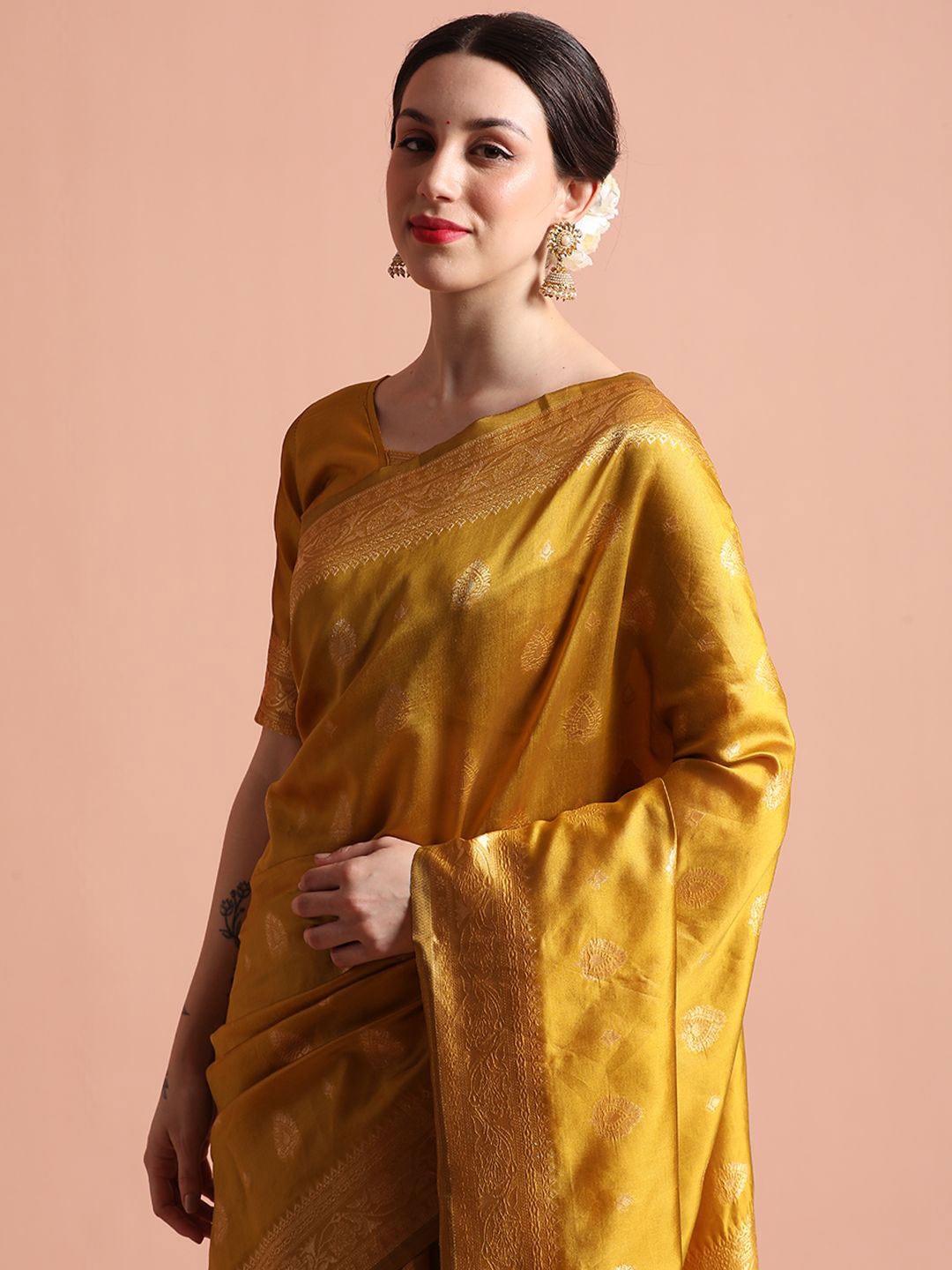 

Jaipur Kurti Heavy Banarasi Zari Woven Silk Blend Saree, Mustard