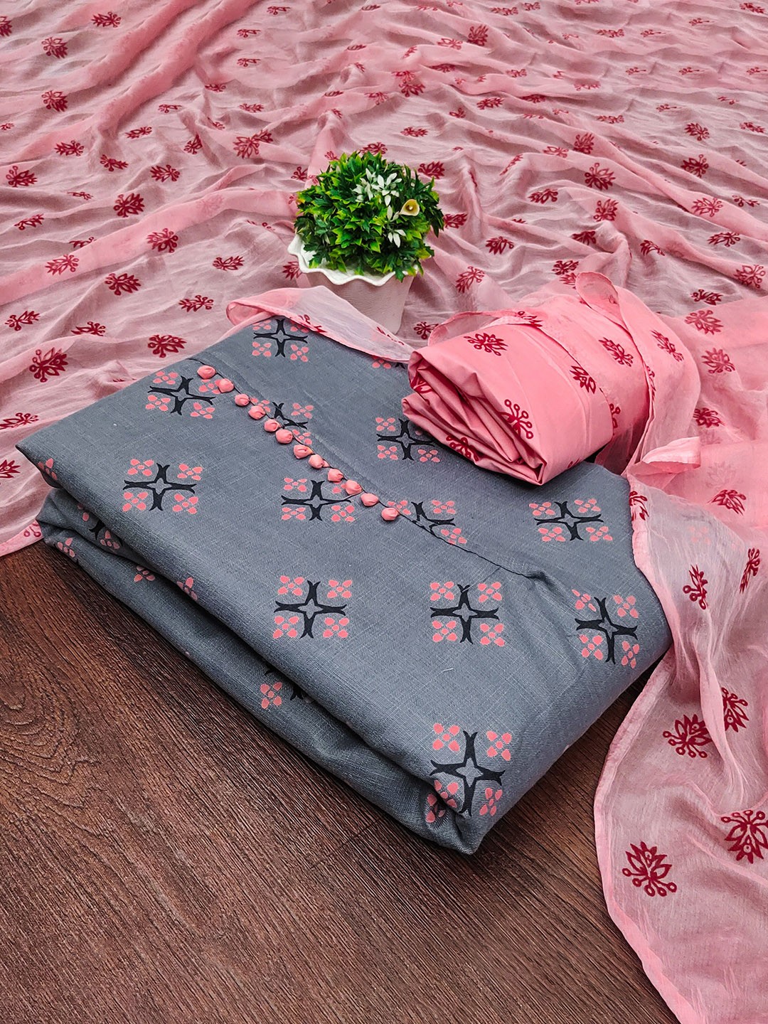 

Maroosh Floral Printed Unstitched Dress Material, Grey