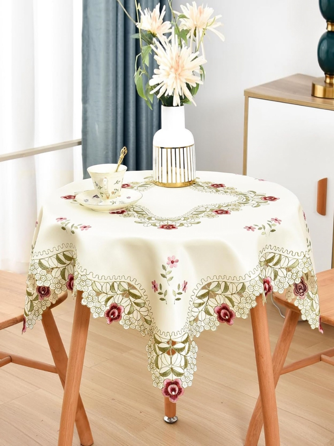 

TANLOOMS Cream-Coloured Floral Round 4-Seater Table Cover with Embroidered details