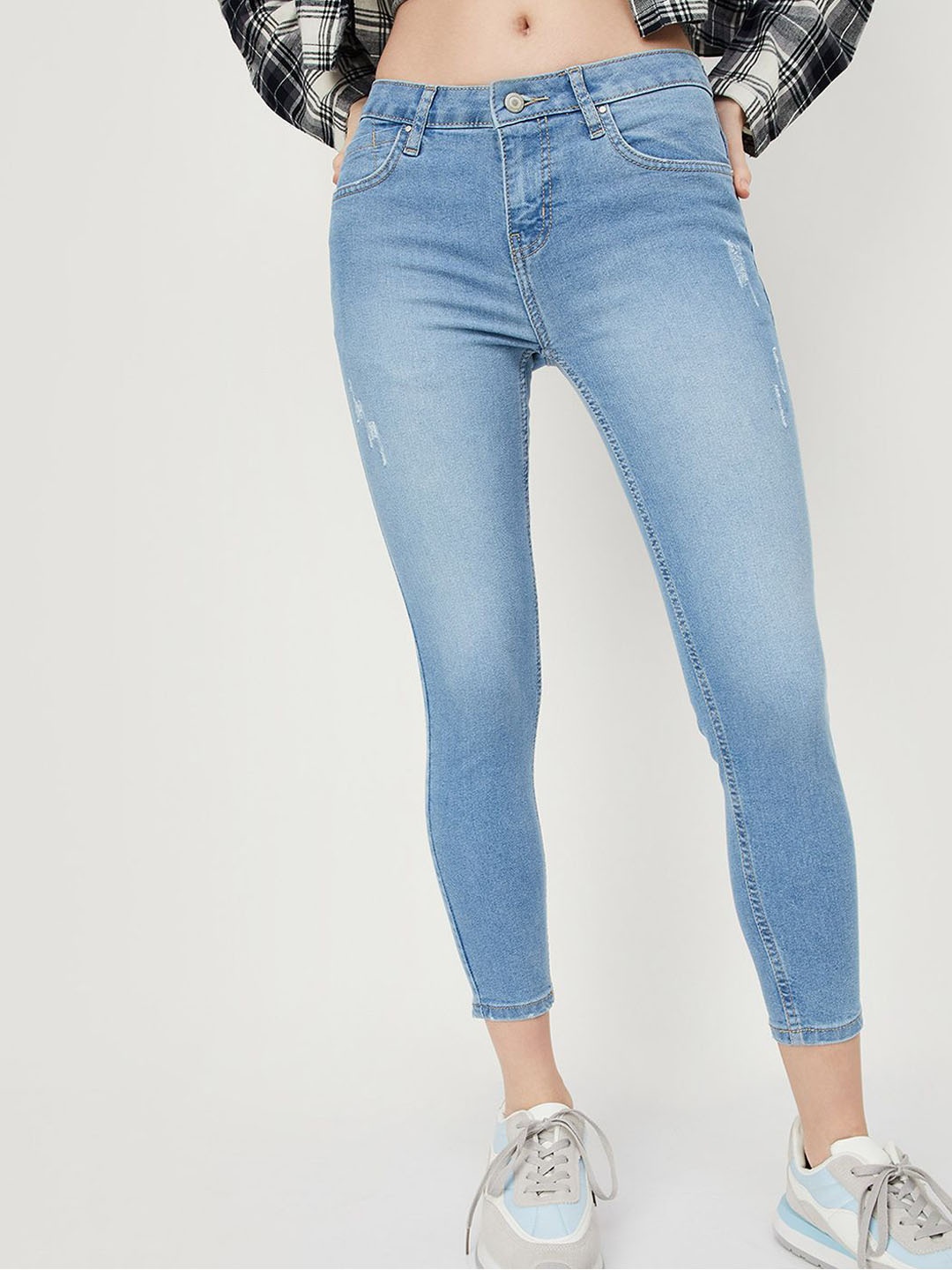

max Women Mid-Rise Low Distress Light Fade Jeans, Blue