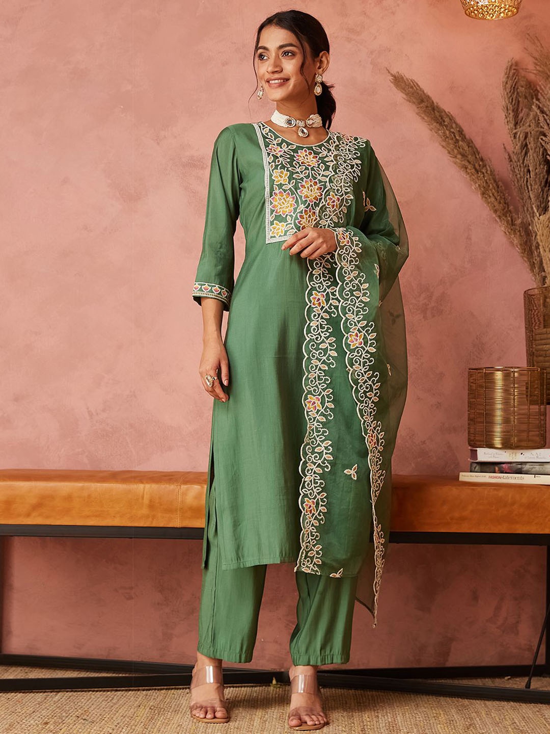 

SKYLEE Ethnic Motifs Yoke Design Sequinned Straight Kurta With Trousers & Dupatta, Green