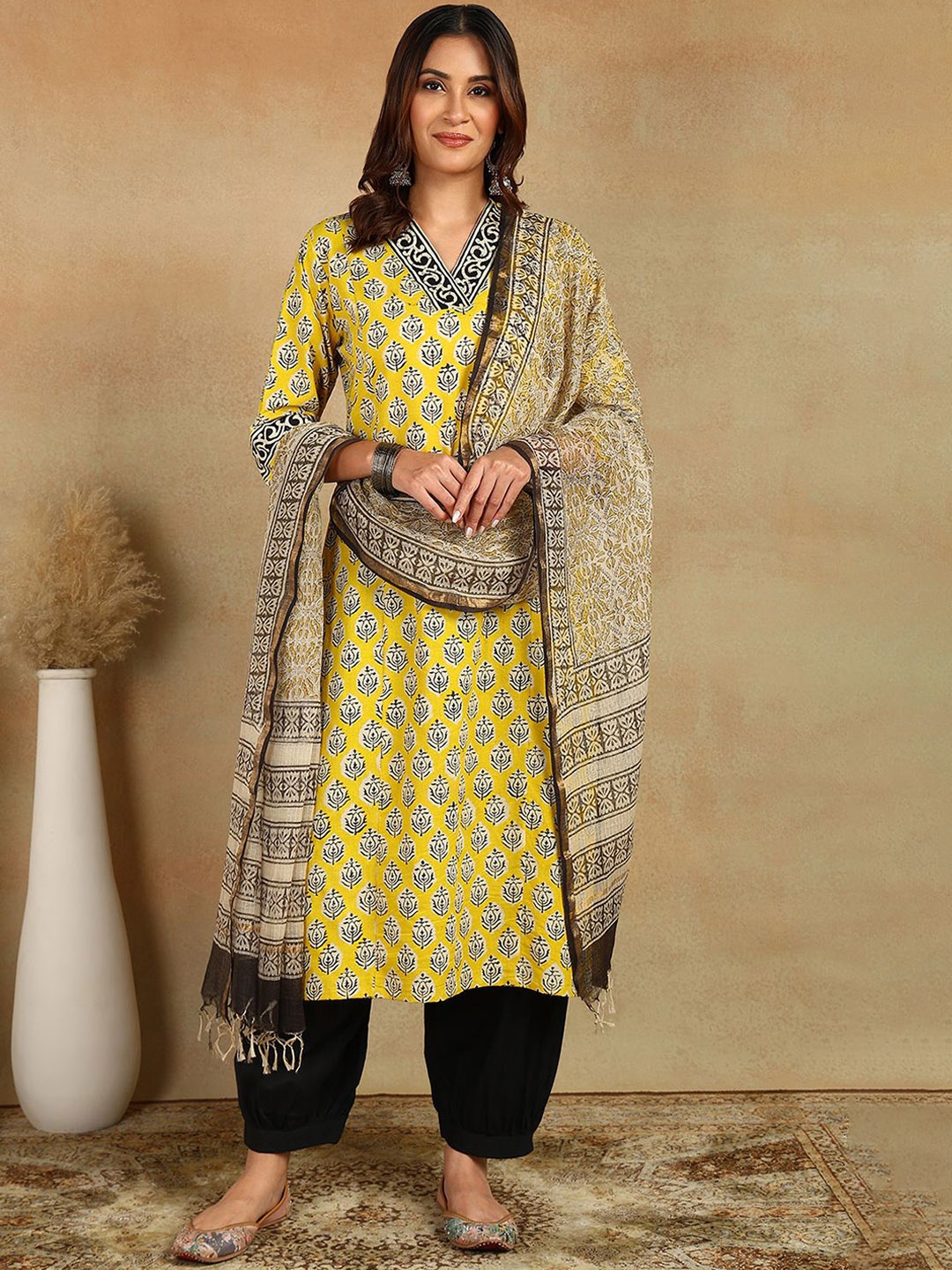 

Tahiliya Floral Printed V-Neck Cotton Straight Kurta, Yellow