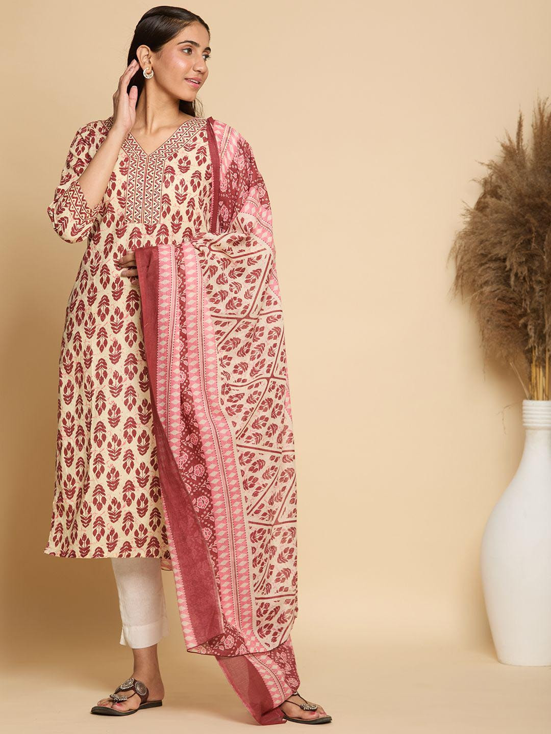 

Chandbaali Floral Printed V-Neck Pure Cotton Kurta With Trousers & Dupatta, Maroon