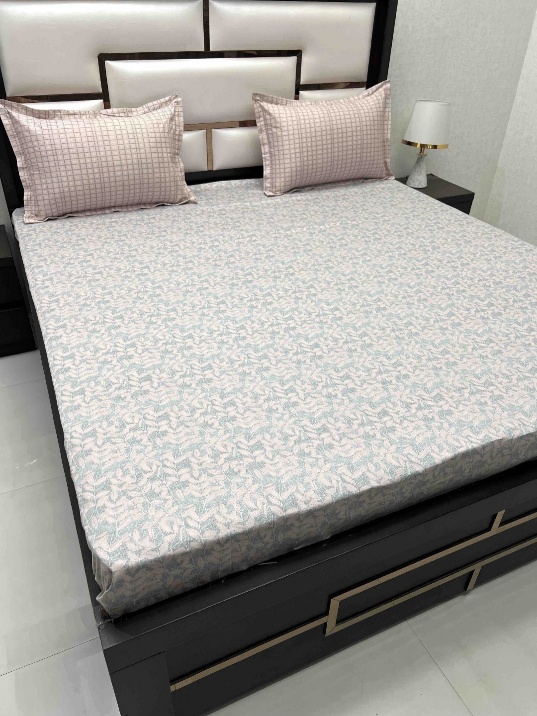 

Pure Decor Grey & Pink Floral Pure Cotton 330 TC King Bedsheet with 2 Pillow Covers