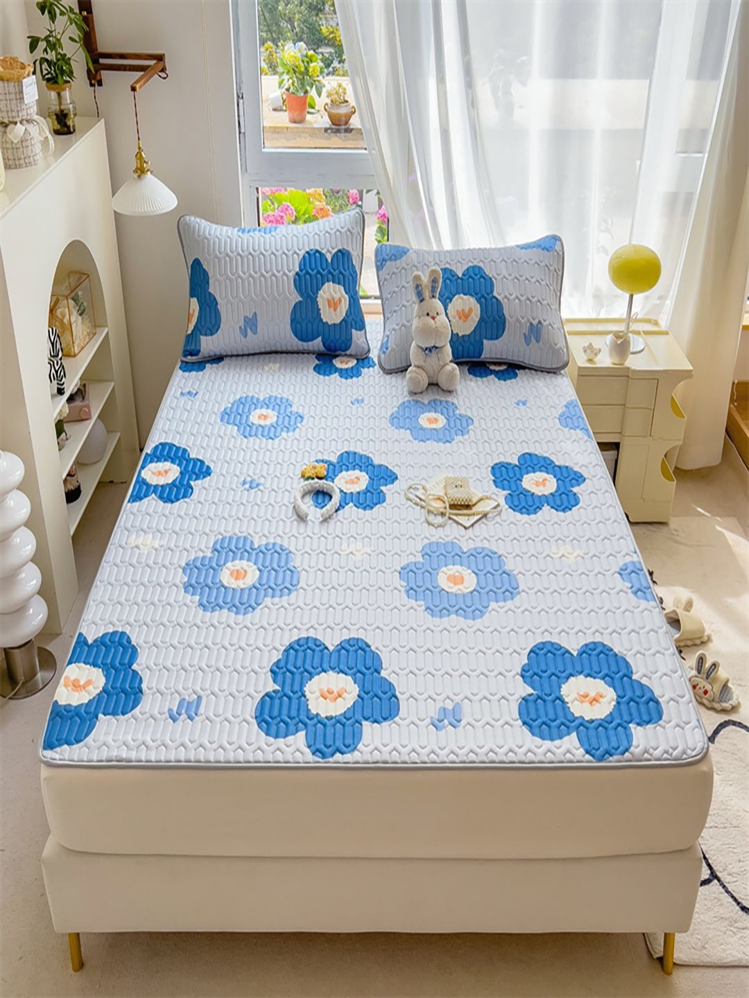 

JC HOME White & Blue Floral 160 TC Fitted Queen Bedsheet with 2 Pillow Covers