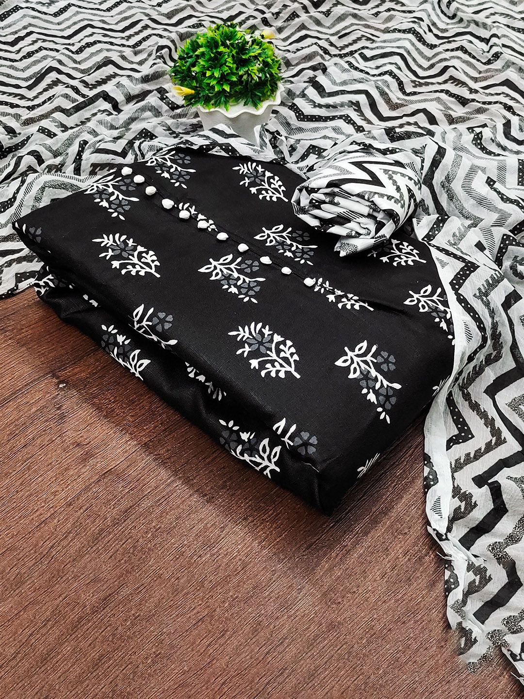 

Maroosh Floral Printed Unstitched Dress Material, Black