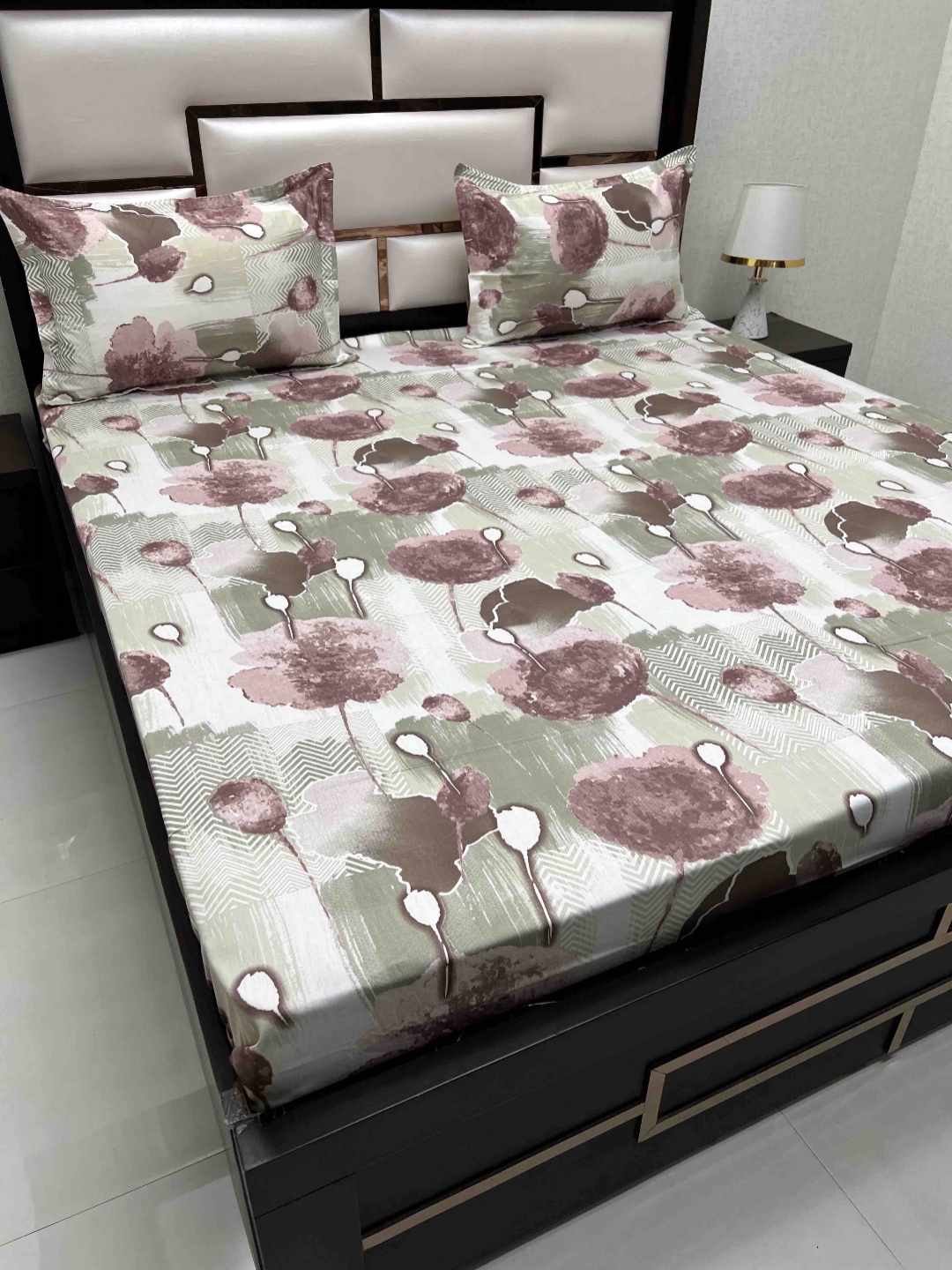 

Pure Decor Green & White Pure Cotton 350 TC King Bedsheet with 2 Pillow Covers