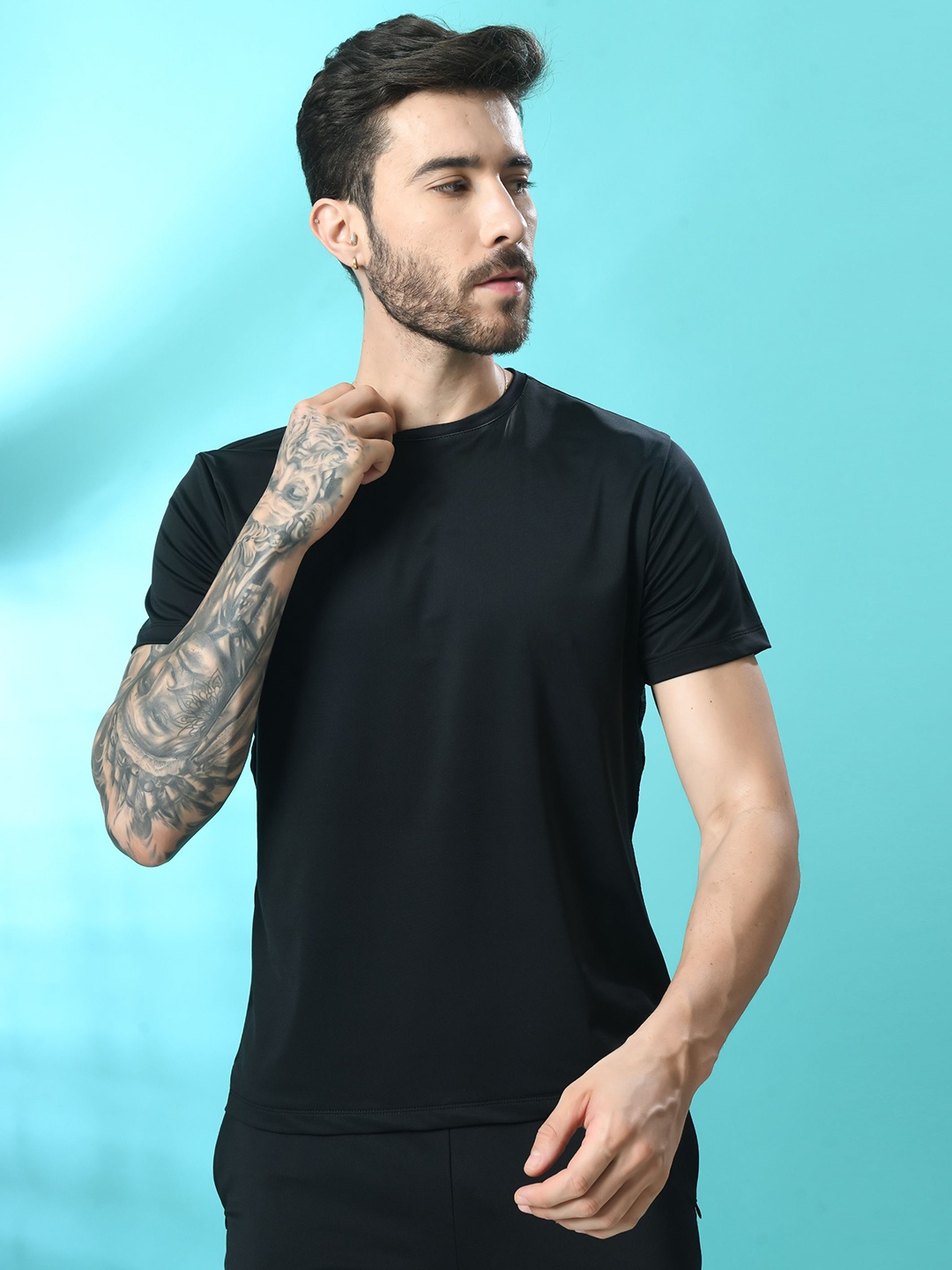 

PANDORNA Men Solid Round Neck T-shirt, Black