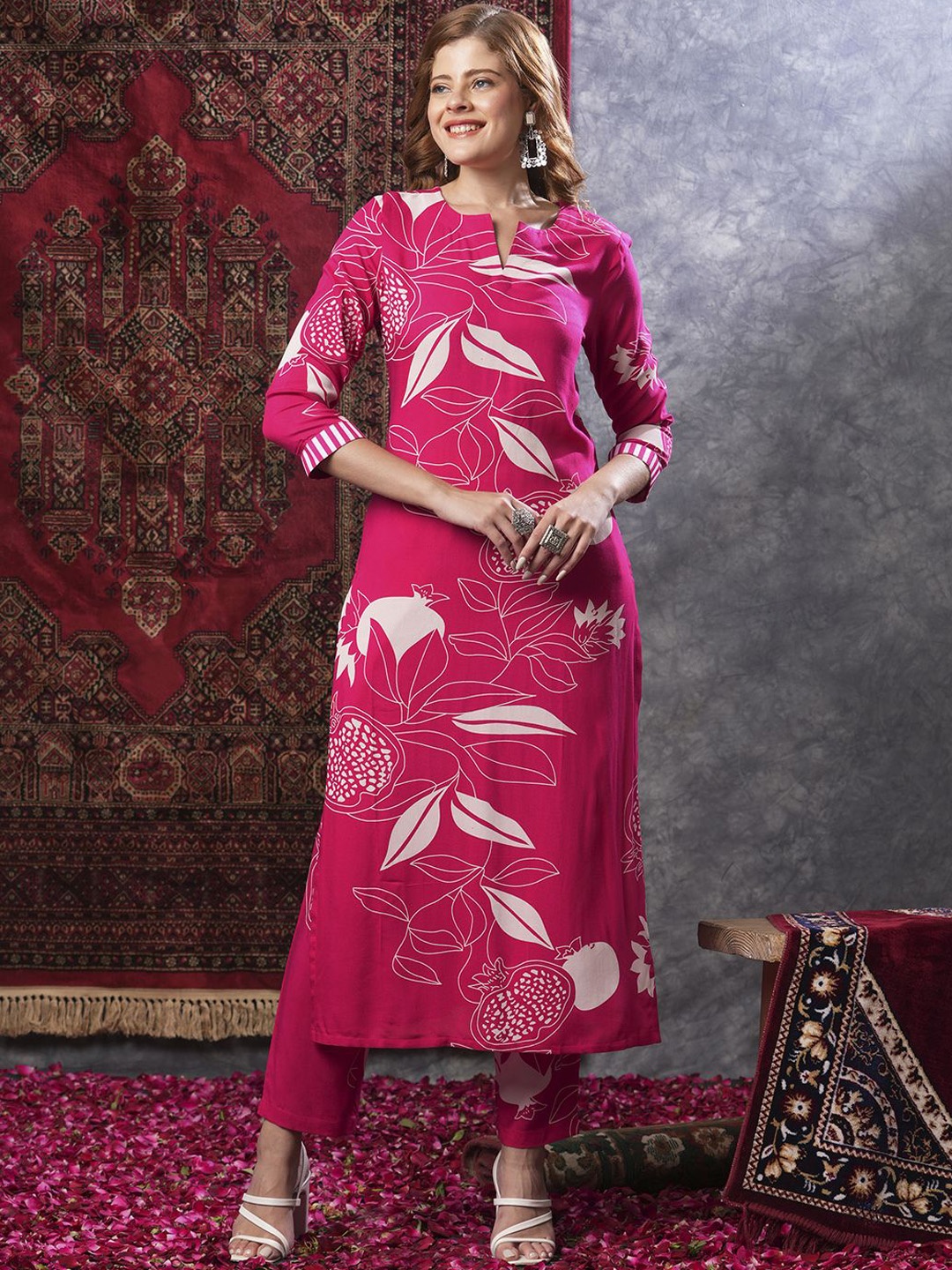 

GoSriKi Floral Printed Straight Kurta With Trousers, Pink