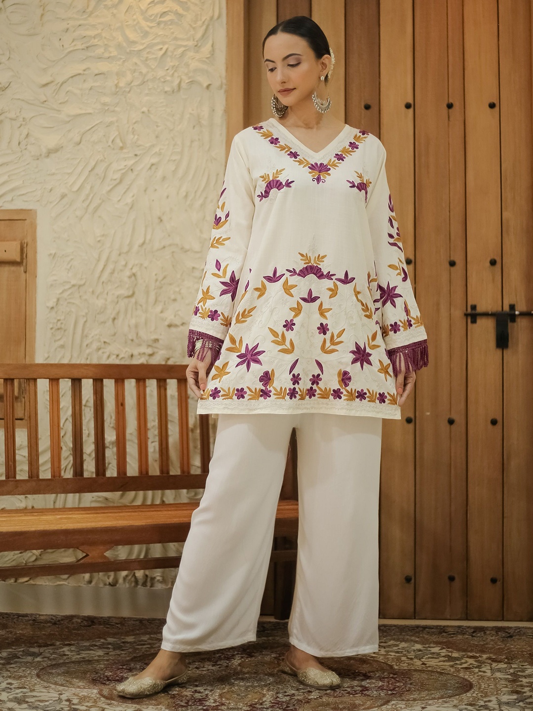 

HOUSE OF KARI Falak Kashmiri Embroidered Flared Sleeves Thread Work Cotton Straight Kurta, White