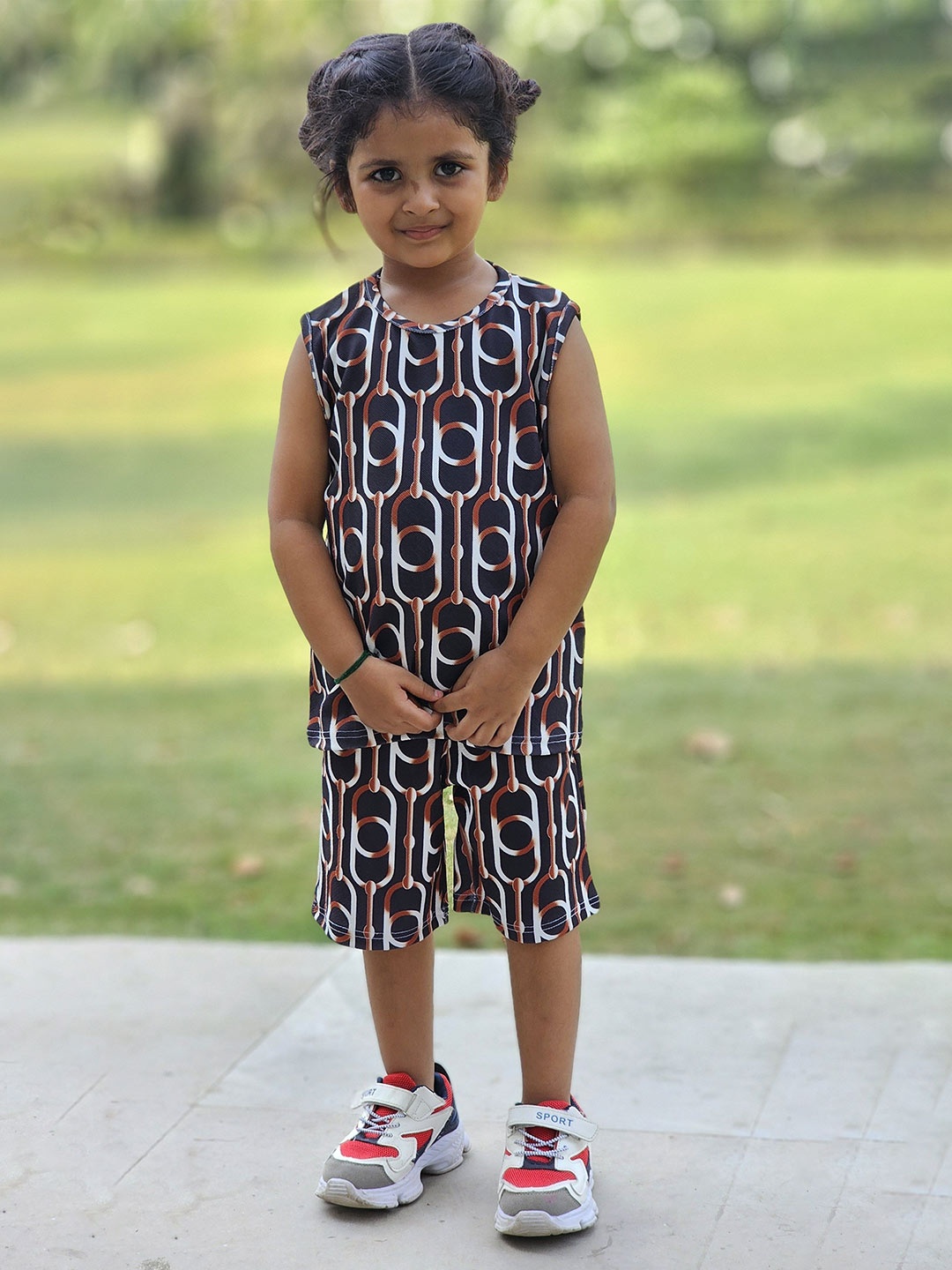 

Emblica Kids Geometric Printed T-shirt With Shorts, Brown