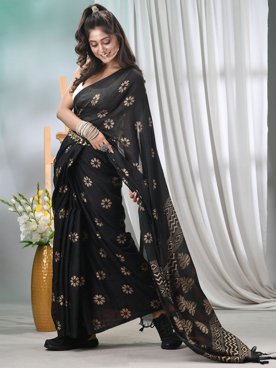 

TANTLOOM Woven Design Floral Taant Saree, Black