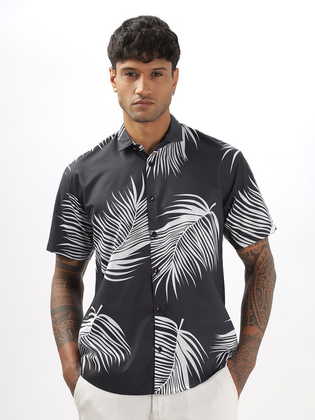 

Vestirio Men Relaxed Spread Collar Multi Striped Casual Shirt, Black