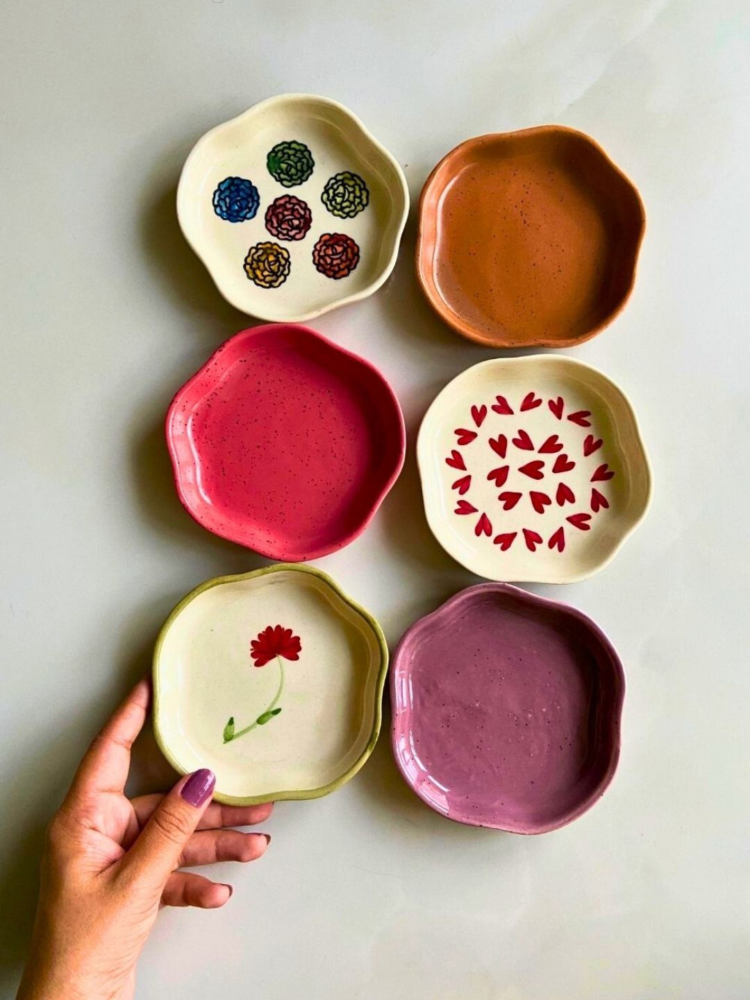 

WEAVING HOMES White & Red 6 Pieces Printed Ceramic Plates