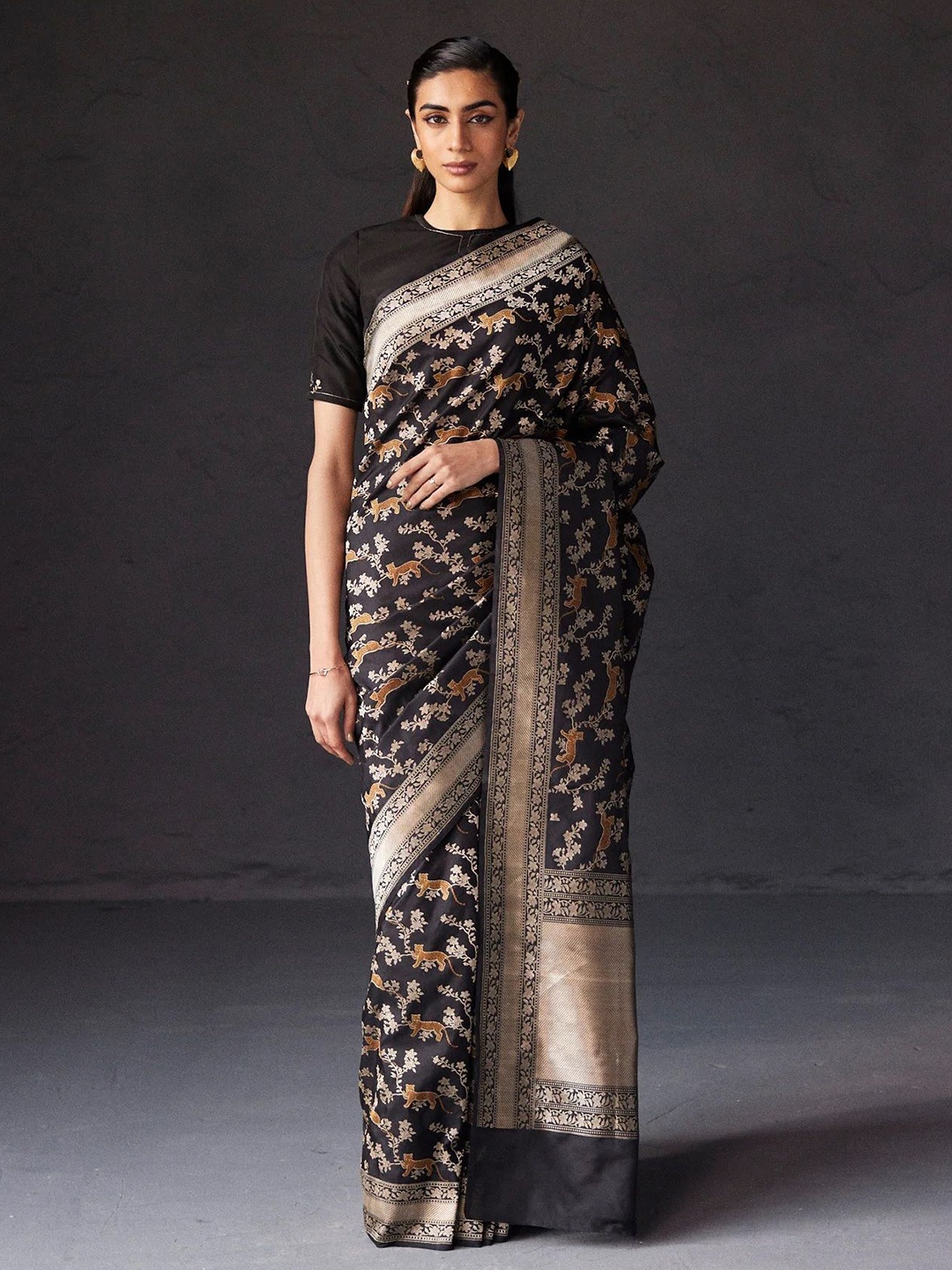 

Kriyansh Women Woven Design Zari Banarasi Saree, Black