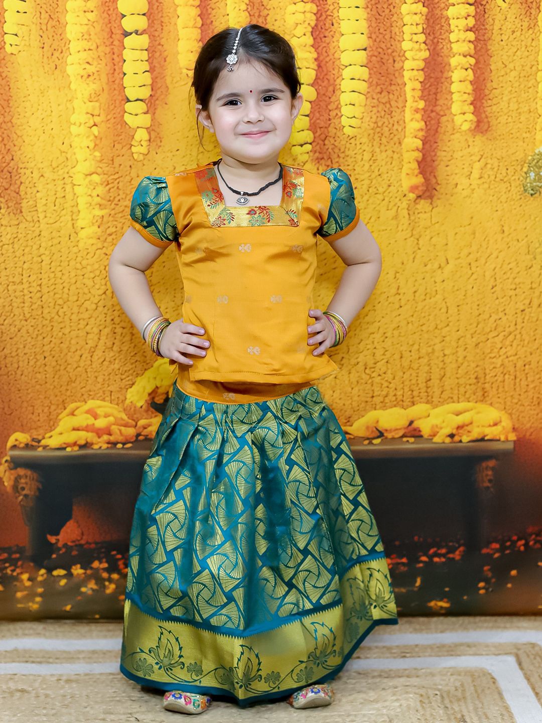 

BownBee Girls Woven Design Puffed Sleeves Zari Ready to Wear Pavda Pattu Lehenga & Blouse, Yellow