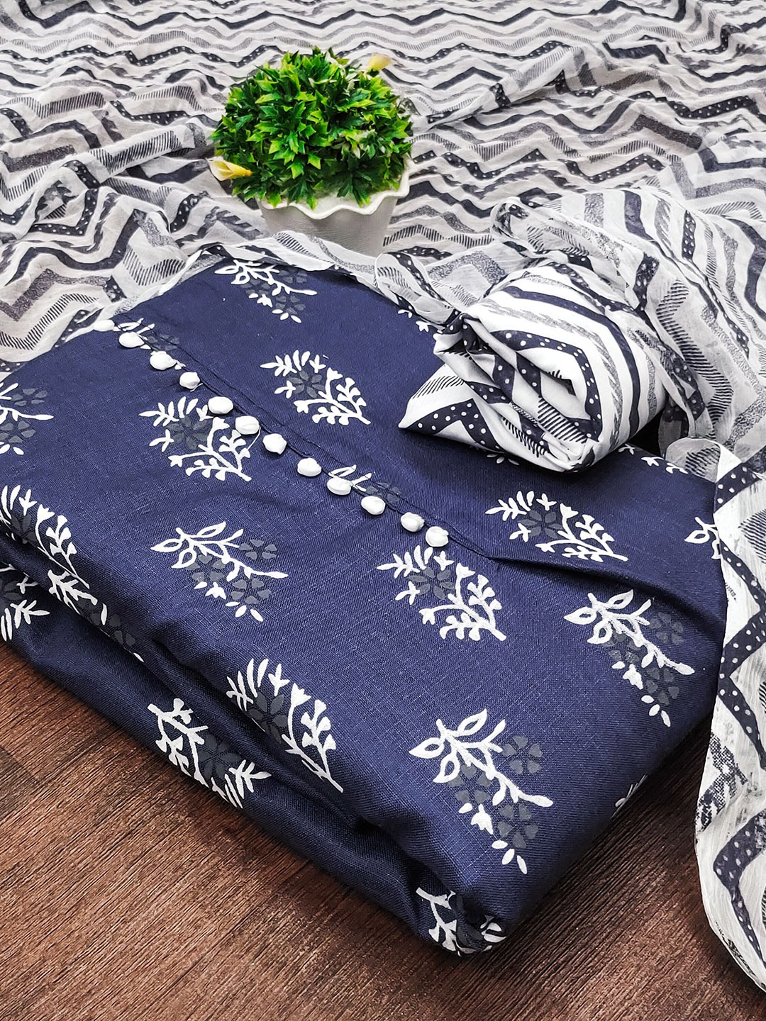 

Maroosh Floral Printed Unstitched Dress Material, Navy blue