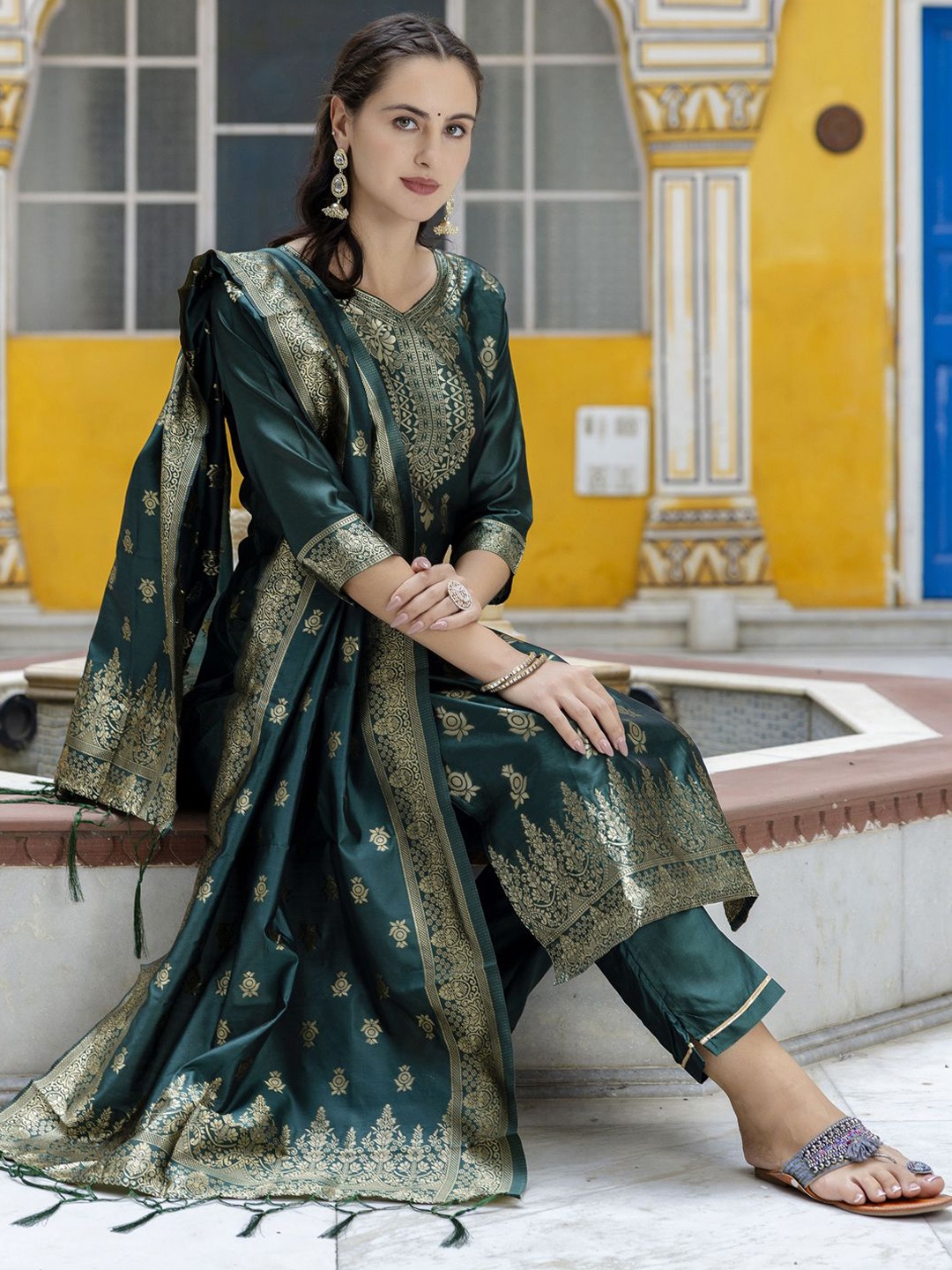 

VredeVogel Floral Straight Kurta with Trousers & With Dupatta, Green