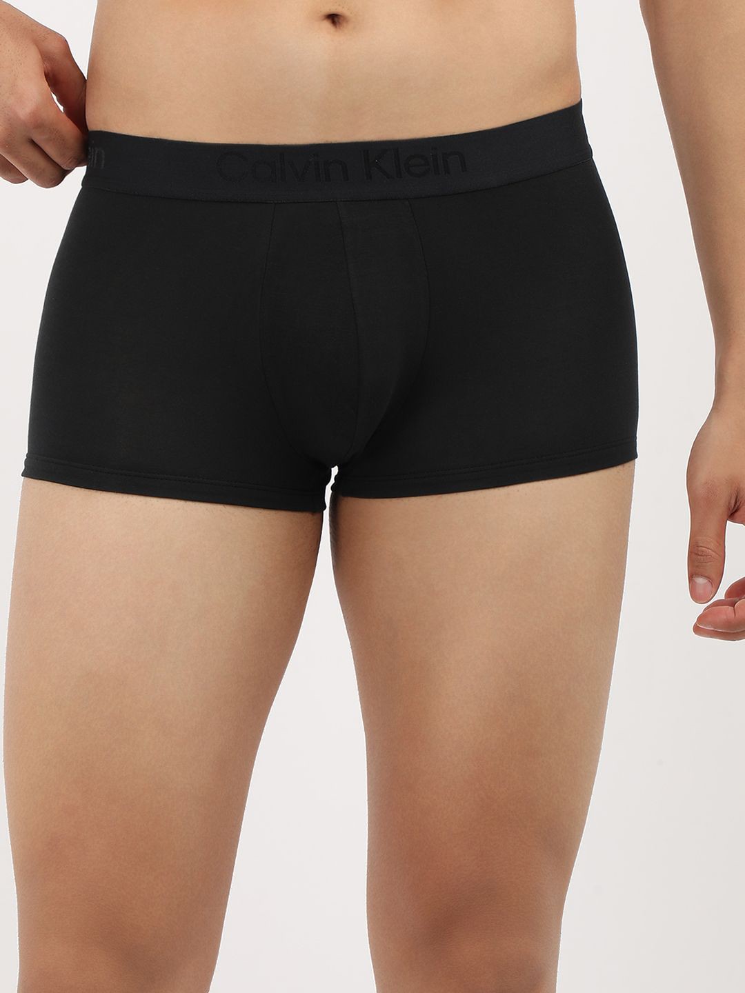 

Calvin Klein Underwear Low-Rise Short Trunk NB3979UB1-BLACK